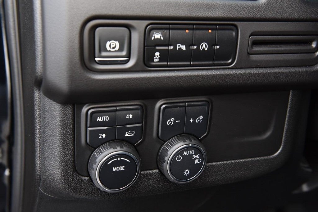 2024 Chevrolet Suburban 4WD 4dr LT