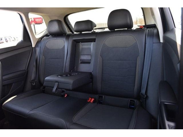 2025 Volkswagen Taos 1.5T SE Black