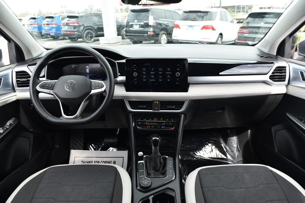 2025 Volkswagen Taos SE 4MOTION