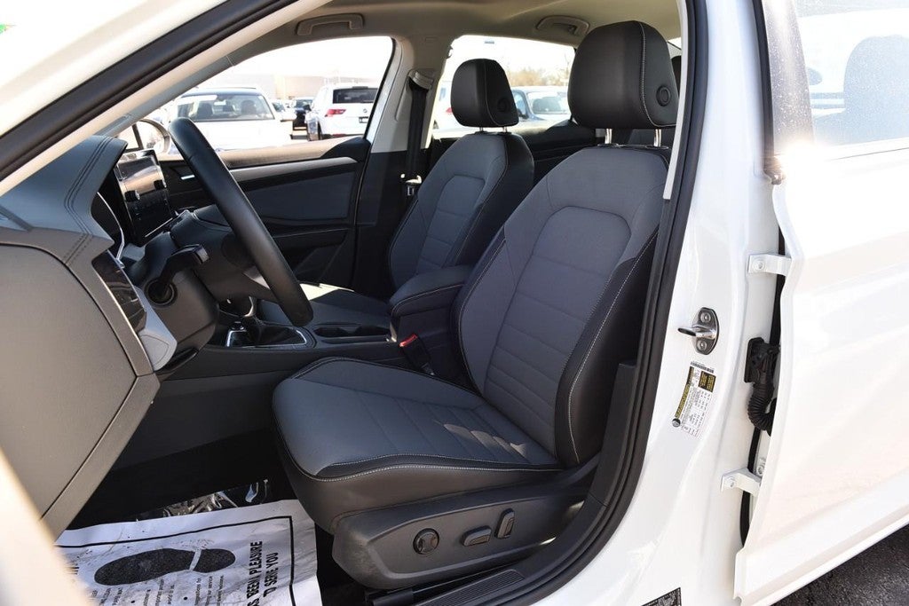 2025 Volkswagen Jetta SE Auto