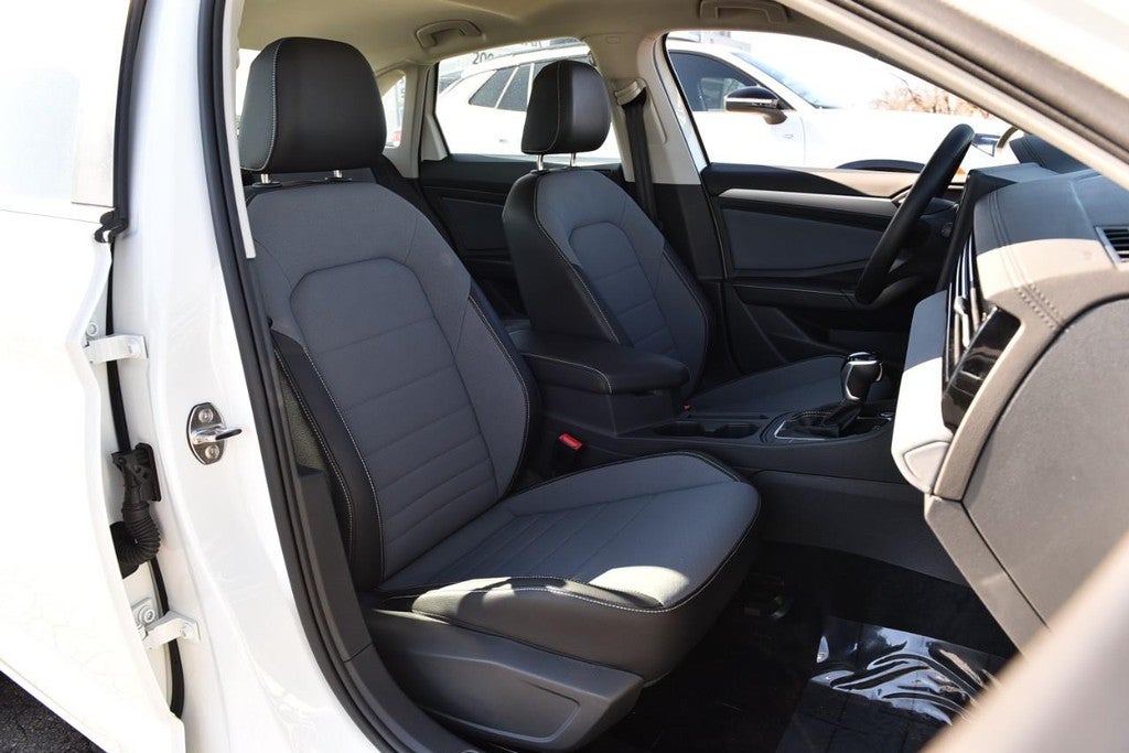 2025 Volkswagen Jetta SE Auto