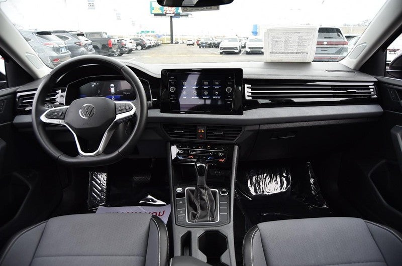 2025 Volkswagen Jetta SE Auto