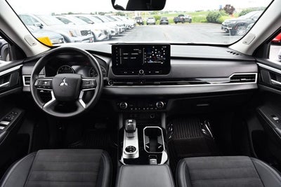 2025 Mitsubishi Outlander SE