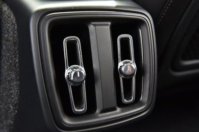 2025 Volvo XC40 Core Bright Theme