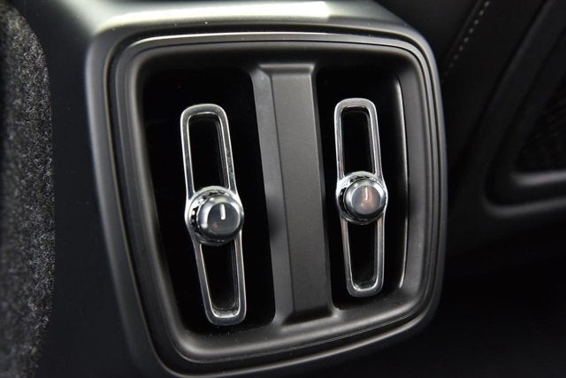 2025 Volvo XC40 Core Bright Theme