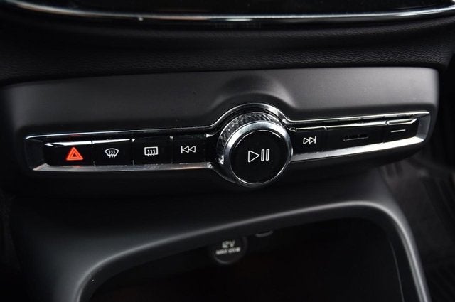 2023 Volvo XC40 Core