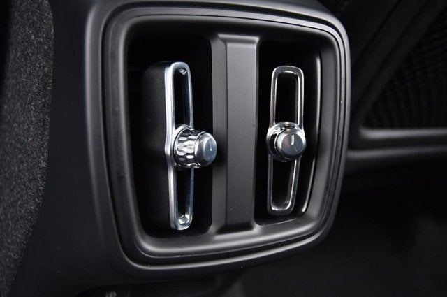 2023 Volvo XC40 Core