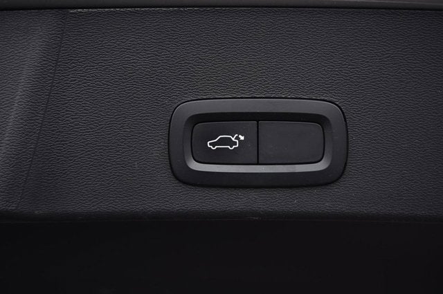 2023 Volvo XC40 Core