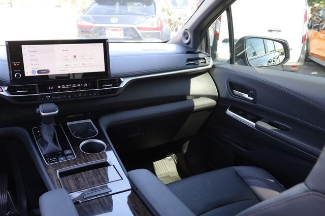 2025 Toyota Sienna Platinum