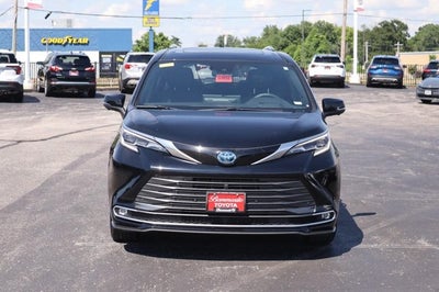 2025 Toyota Sienna Platinum