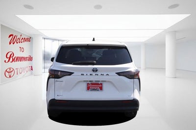 2025 Toyota Sienna LE