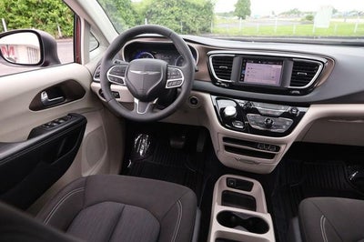 2022 Chrysler Voyager LX